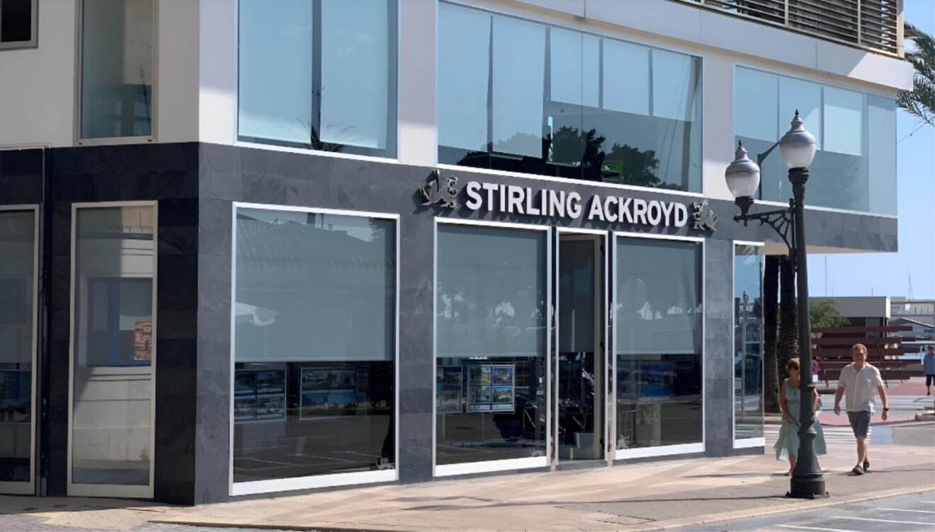 Randof Real Estate übernimmt Stirling Ackroyd Spain, das ein Büro gegenüber dem Hafen von Dénia hat.