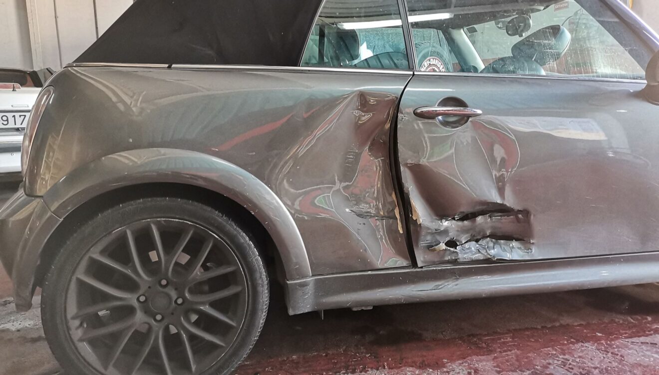 Reparación de abolladura en chapa de vehículo en Benissa