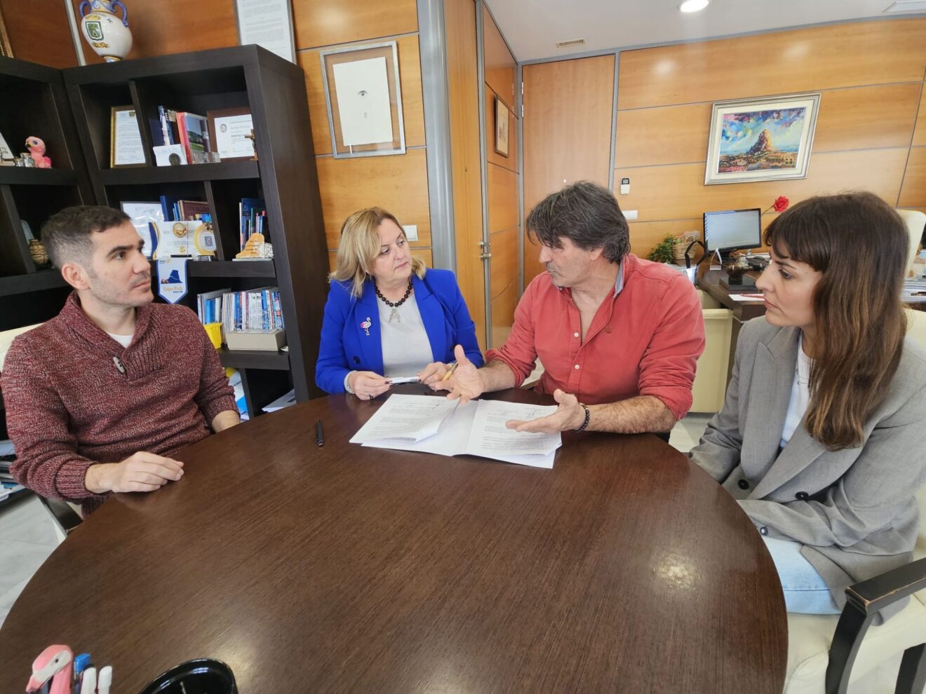 Representantes del Ayuntamiento de Calp, la Cofradía de Pescadores y Aguas de Calpe durante la firma del convenio