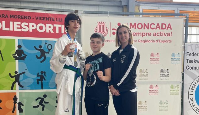 representantes del club de taekwondo athenea de calp posan en el podio del campeonato autonomico celebrado en moncada junto a la entrenadora nora ruiz alcazar 1