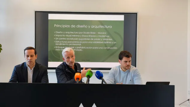 Imagen: Representantes del proyecto Ciutat del Pàdel Benissa en la presentación del proyecto
