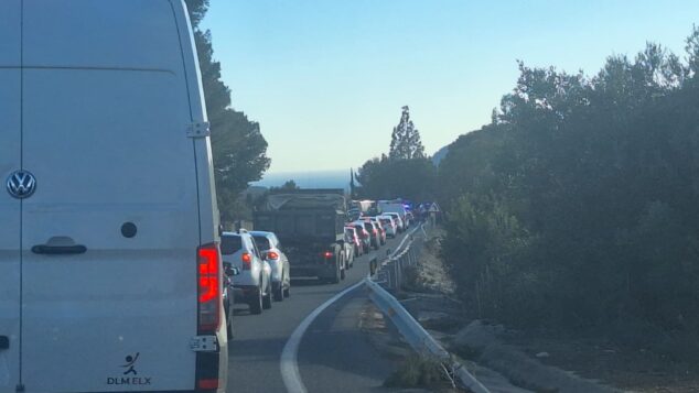 Tre persone hanno riportato ferite lievi in uno scontro frontale sulla N-332 a Benissa, che ha richiesto l'intervento dei vigili del fuoco. Immagine: ingorghi sulla N-332 mentre attraversa Benissa a seguito dell'incidente stradale nella zona