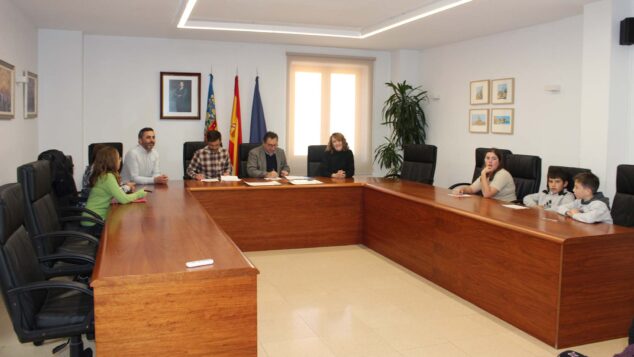 Benitatxell firma con UNICEF su continuidad como ‘Ciudad Amiga de la Infancia’ hasta 2029 2 Imagen: Reunión con el Consejo Local de la Infancia y la Adolescencia (CLIA) en Benitatxell