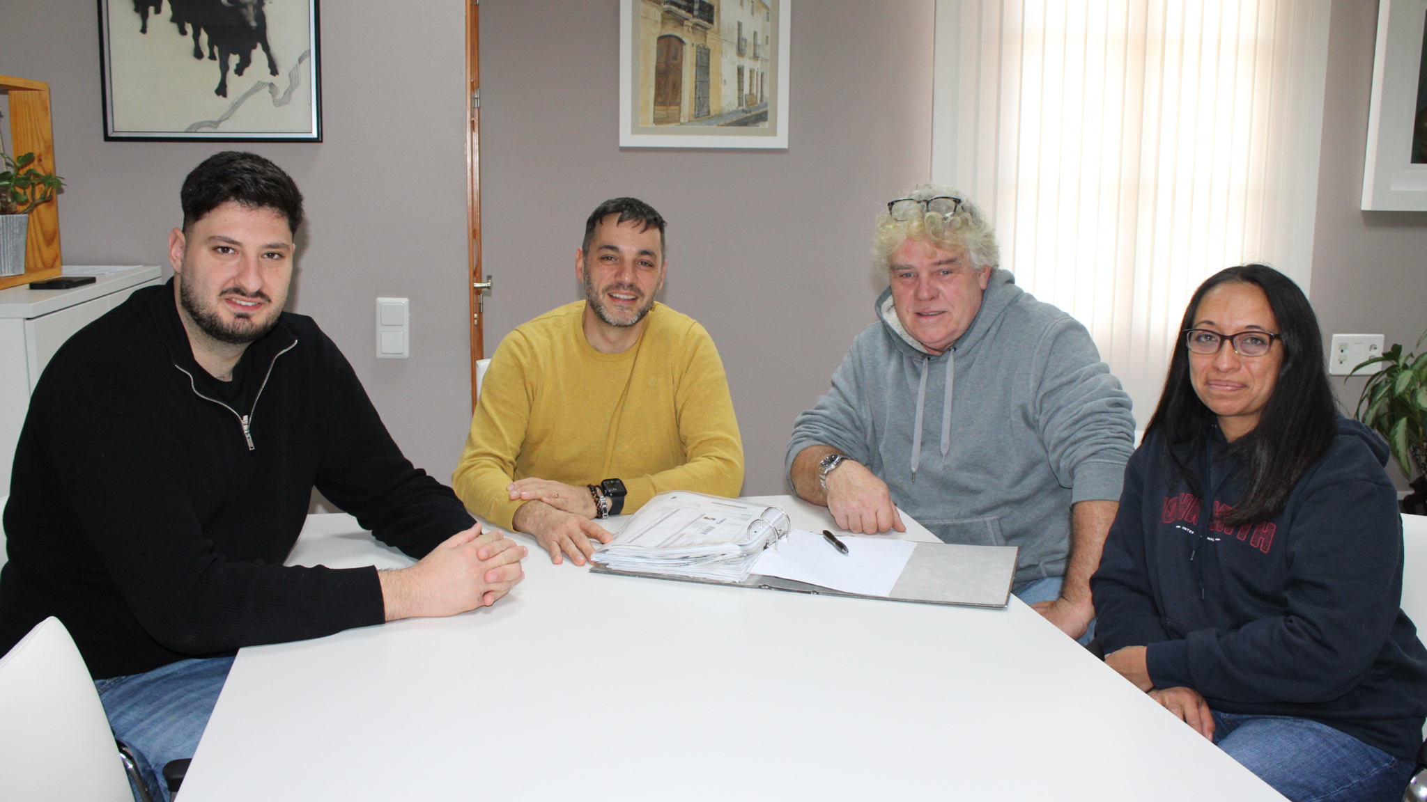 reunion en el ayuntamiento de ondara entre representantes municipales y de els gatets para renovar el convenio