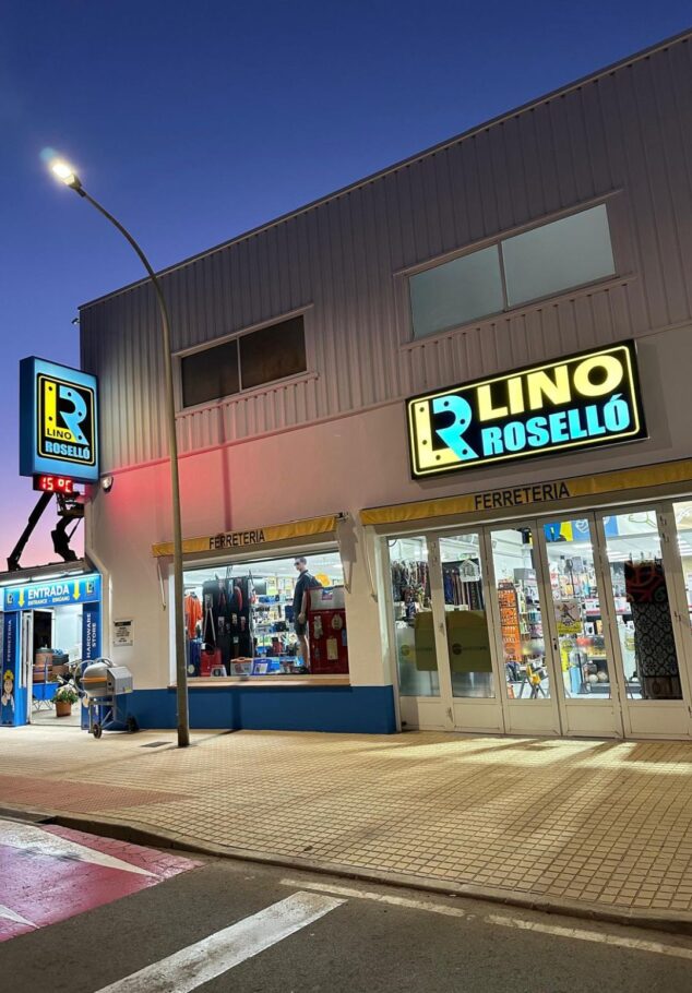 seccion de pintura en ferreteria en la xara y denia