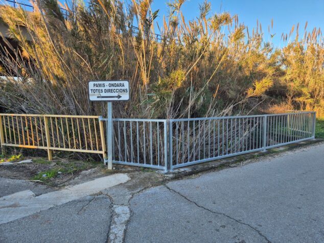 Die Nachbarschaft von Pamis einigt sich auf neue Einbahnstraßen, um unnötigen Verkehr zu bekämpfen. Bild: Beschilderung am Eingang von Pamis in Richtung Ondara, einer der Straßen, die von den neuen Einbahnstraßenvorschlägen betroffen sind.