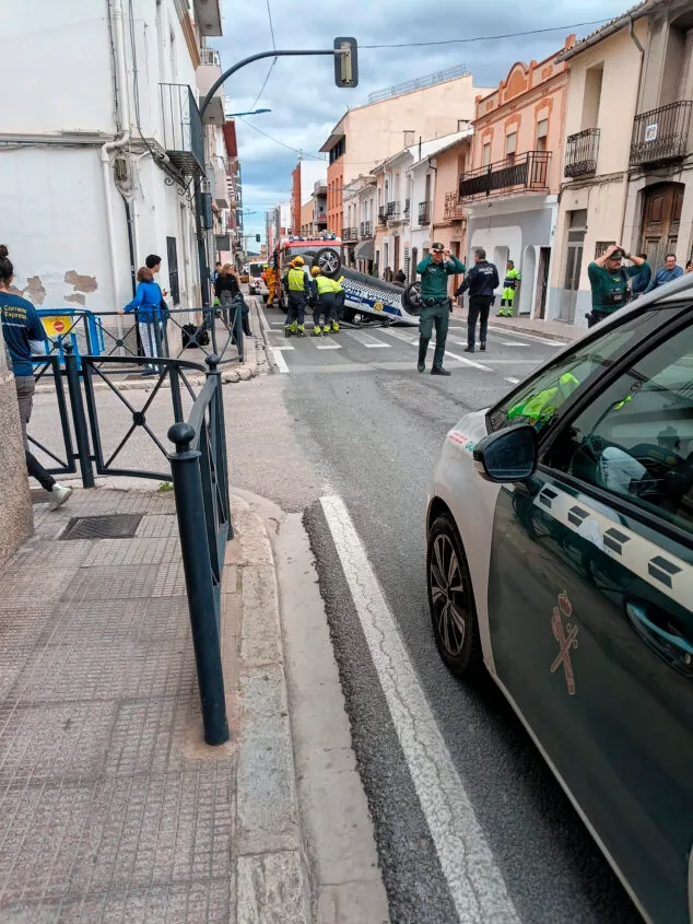 Vuelca un coche de la Policía Local de Benissa en plena avenida del País Valencià 1 Imagen: Servicios de emergencias y protección en el siniestro del coche de la Policía Local de Benissa en la N-332
