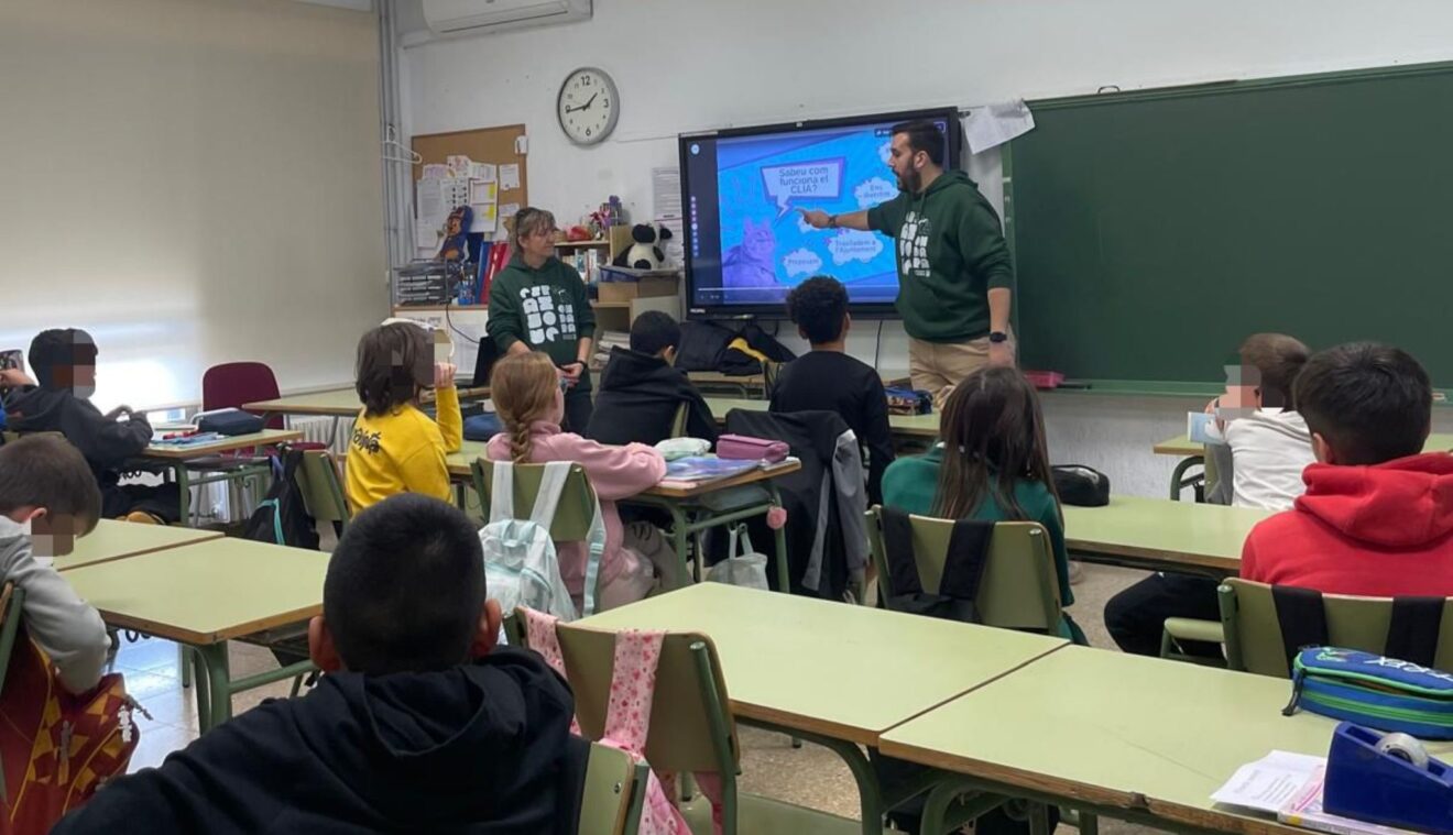 Informationsveranstaltung in einem Klassenzimmer der fünften Klasse, in der den Schülern die Arbeitsweise des örtlichen Kinder- und Jugendrats (CLIA) erklärt wurde.
