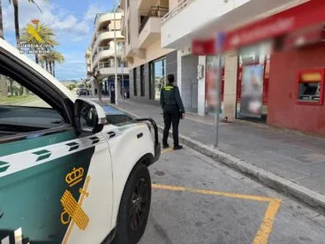 sobre el detenido pesaban dos ordenes judiciales de busqueda y detencion y ademas se le imputa un delito de receptacion tras intervenirle un movil sustraido