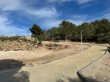 Subida al CEIP Oltà e IES Les Salines de Calp desde la avenida Felipe VI