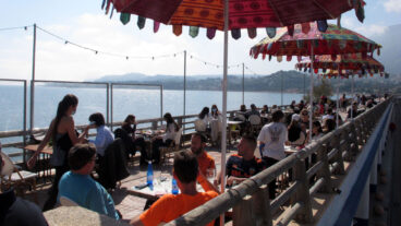 La Marina Alta, ¿a la cabeza o a la cola del empleo de la Comunitat Valenciana? 4 terraza de denia llena archivo