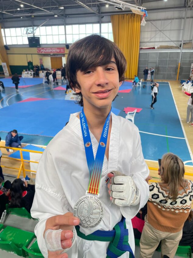 Imagen: Thiago González muestra su medalla de plata lograda en el Campeonato Autonómico de la Comunidad Valenciana disputado en Moncada