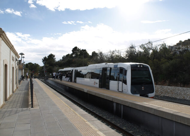 Bild: Alicante Metropolitan TRAM an der Haltestelle Calp