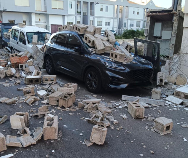 Imagen: Tres vehículos afectados por el muro caído en Ondara a causa del viento