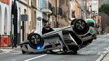 Un coche de la Policía Local de Benissa vuelca en la N-332 a su paso por la localidad