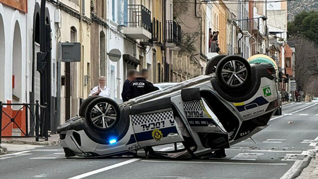 un coche de la policia local de benissa vuelca en la n 332 a su paso por la localidad