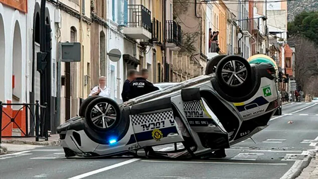 Vuelca un coche de la Policía Local de Benissa en plena avenida del País Valencià 3 un coche de la policia local de benissa vuelca en la n 332 a su paso por la localidad
