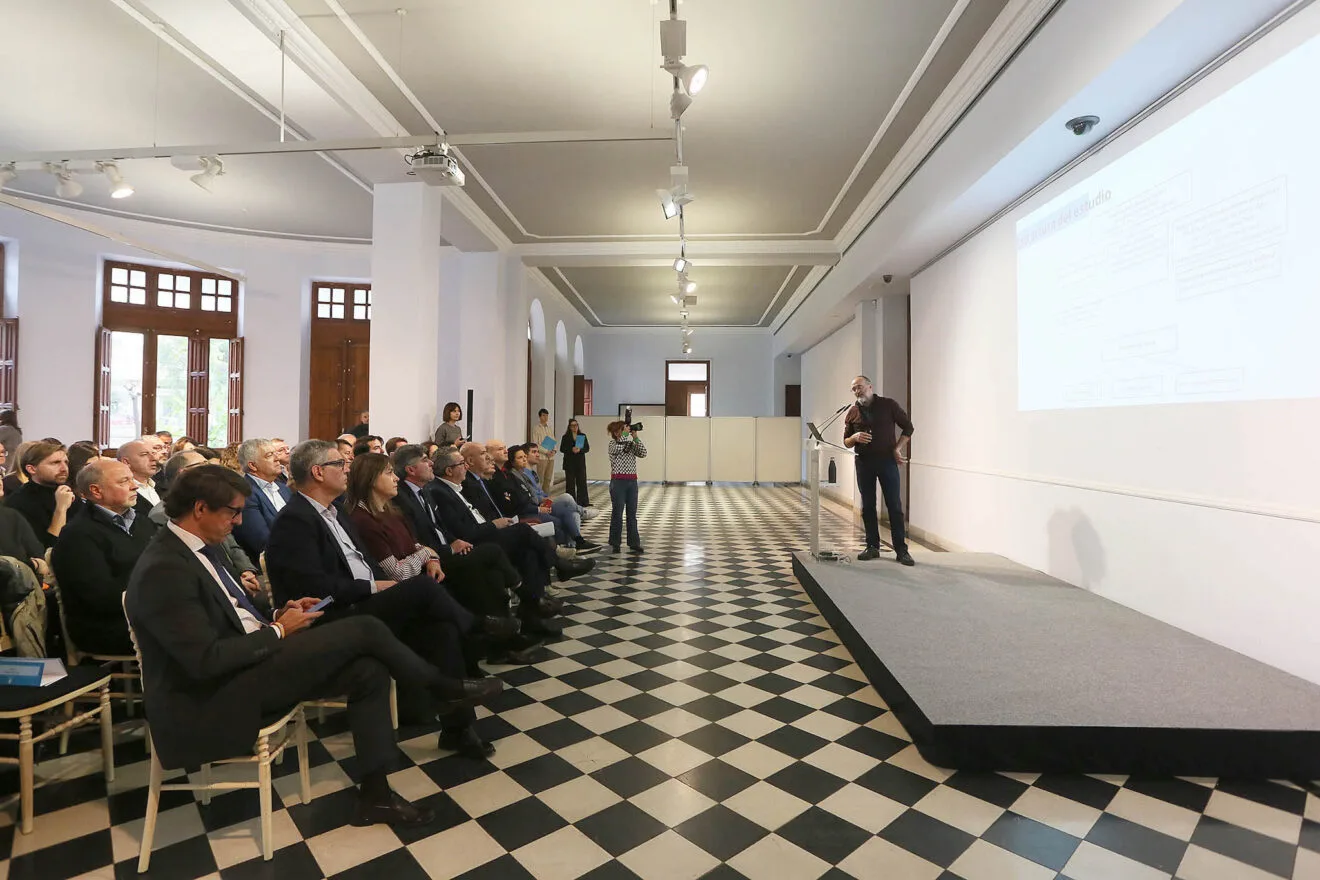 Un estudio sobre la pesca de arrastre financiado por la Diputación avala los recursos existentes, aunque aboga por una transición hacia la sostenibilidad