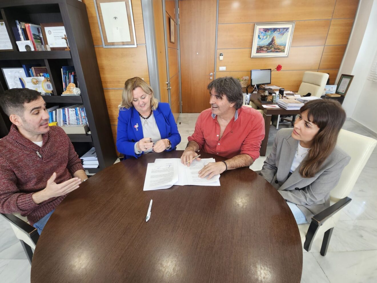 Un momento de la reunión de trabajo previa a la rúbrica del acuerdo que impulsa la limpieza de fondos marinos y la protección del litoral calpino