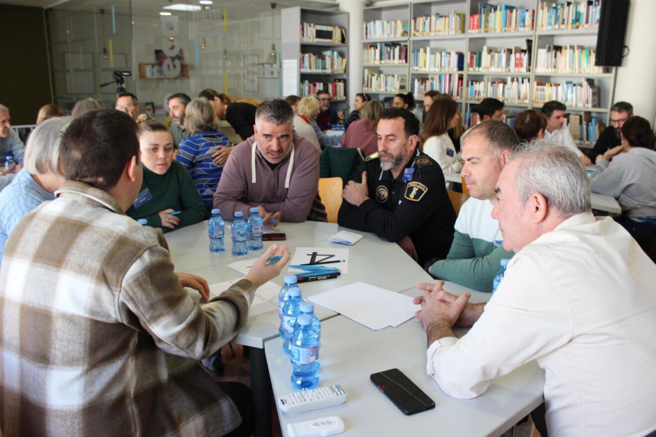 Ein Moment aus der Einführungsveranstaltung des Forums „SOS Tourismus“, das in der Stadtbibliothek von El Poble Nou de Benitatxell stattfand.