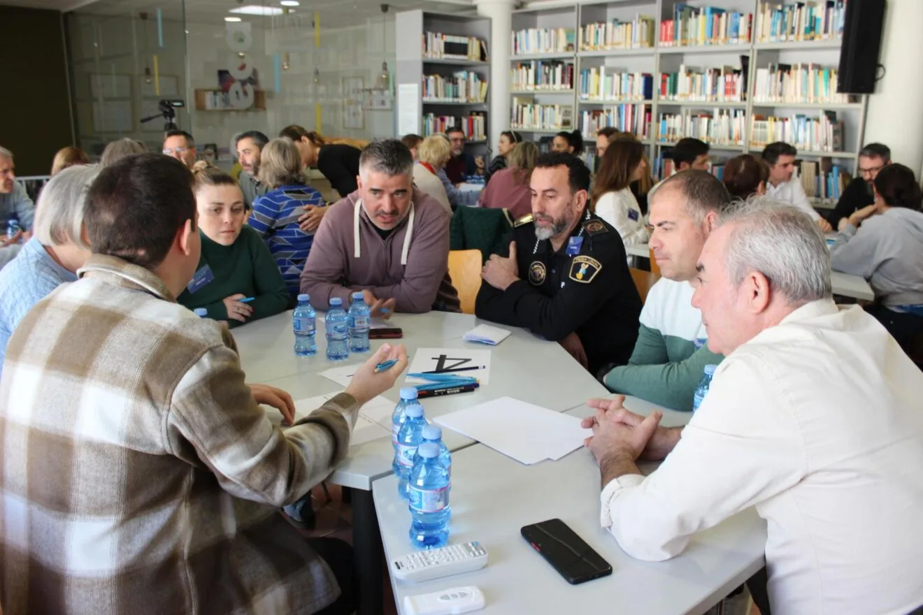 Un momento de la sesión introductoria del foro 'SOS Turismo' celebrado en la Biblioteca Municipal de El Poble Nou de Benitatxell