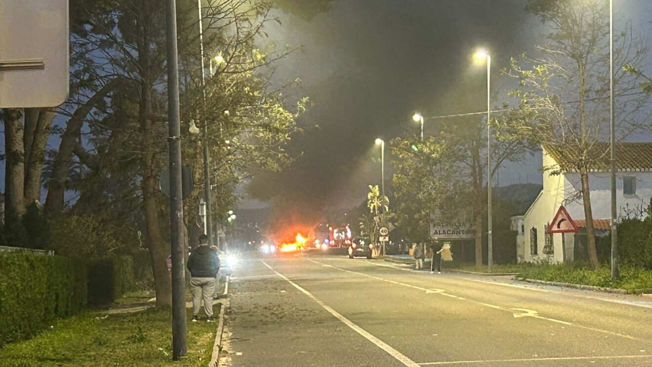 un vehiculo se incendia en la entrada de ondara