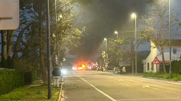 Imagen: Un vehículo se incendia en la entrada de Ondara