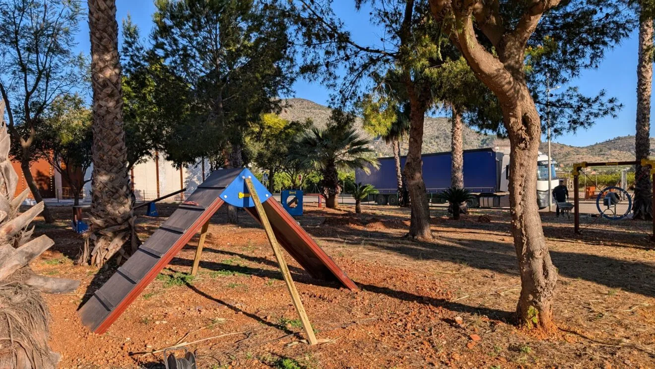 Uno de los elementos del circuito de agility, con rampa de madera para el ejercicio y la estimulación de los perros