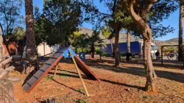 Uno de los elementos del circuito de agility, con rampa de madera para el ejercicio y la estimulación de los perros