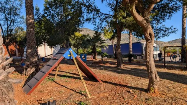 Imagen: Uno de los elementos del circuito de agility, con rampa de madera para el ejercicio y la estimulación de los perros