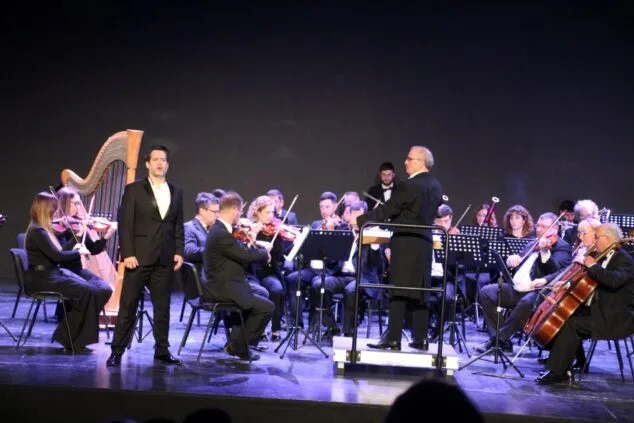 La Orquesta de la Marina Alta inaugura la temporada 2026 con «Tres Tenores» en el Teatre-Auditori de Beniarbeig 2 Imagen: Uno de los solistas actúa bajo la dirección de Francesc Estévez, acompañado por la Orquesta de la Marina Alta durante la inauguración de la Temporada 2026