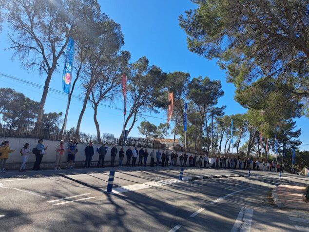 vecinos y vecinas alineados a lo largo de la carretera frente a la parcela del proyecto patmore resort durante la movilizacion ciudadana de este domingo