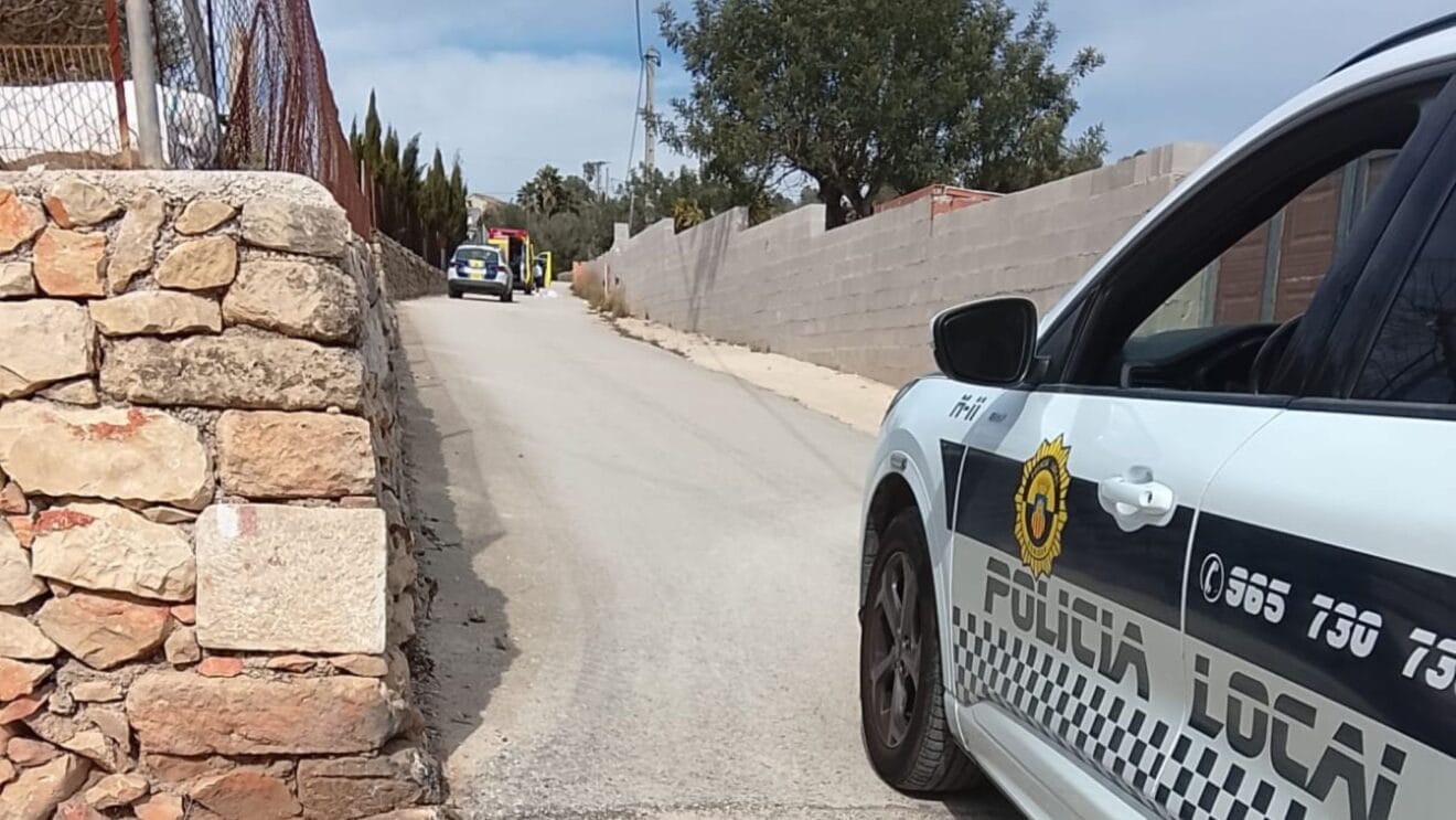 Vehículo de la Policía Local y ambulancia desplazados al Camí Vell de Xaló tras el aviso por la caída del ciclista