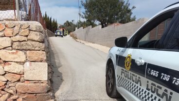 Fallece un ciclista de 65 años tras caer en el Camí Vell de Xaló, en Benissa 6 vehiculo de la policia local y ambulancia desplazados al cami vell de xalo tras el aviso por la caida del ciclista 1