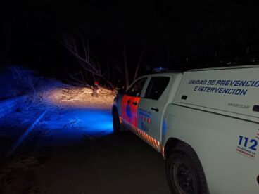 Calp aprueba el protocolo de activación del CECOPAL para reforzar la coordinación ante emergencias 8 vehiculo de la unidad de prevencion e intervencion de proteccion civil actua de noche tras la caida de arboles