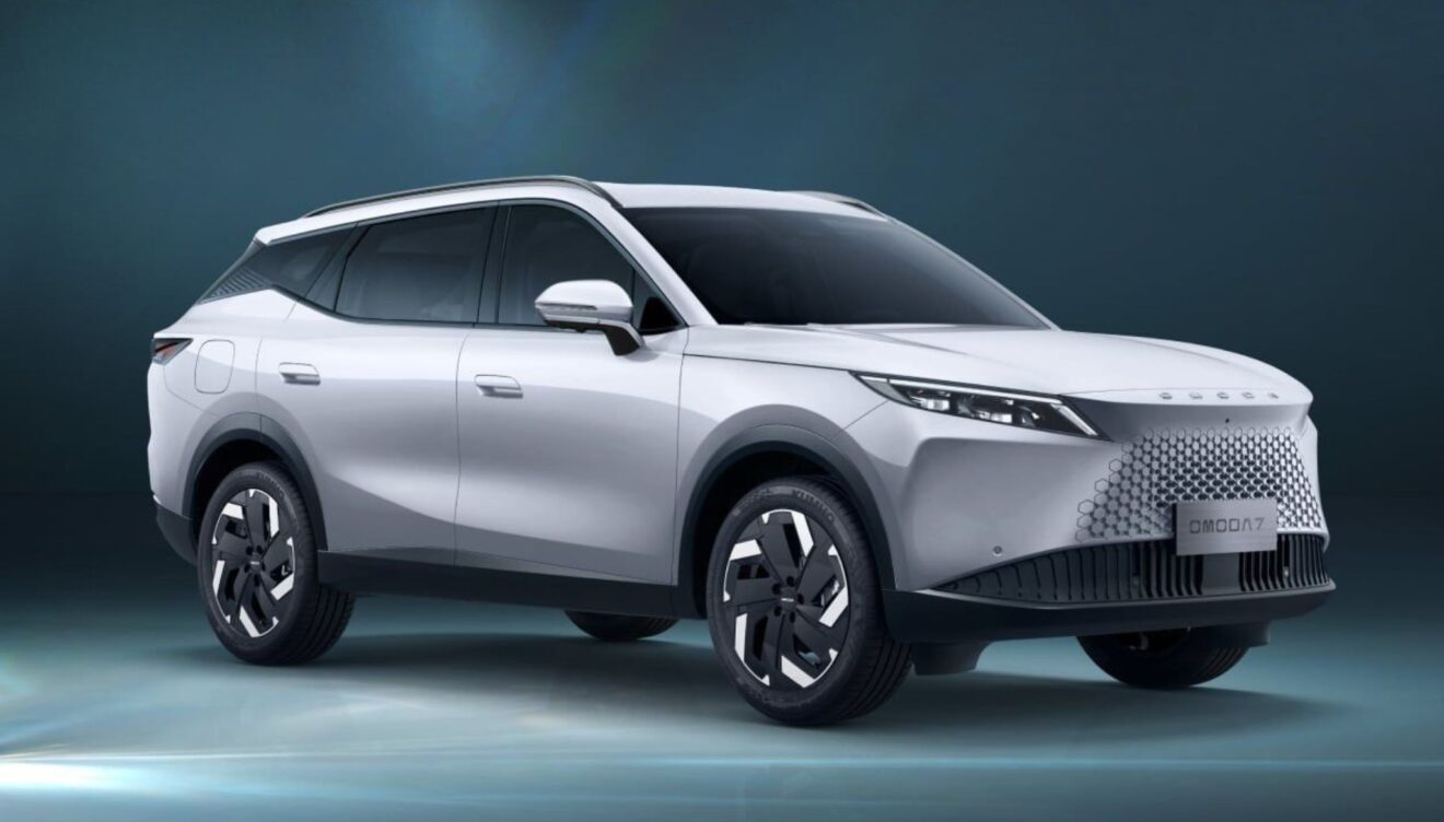 Außenansicht des mit fortschrittlicher Sicherheits- und Assistenztechnologie ausgestatteten Fahrzeugs.