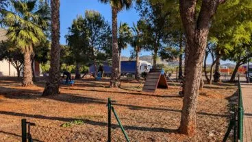 Vista general del parque canino, un espacio vallado y arbolado equipado con distintos juegos para las mascotas