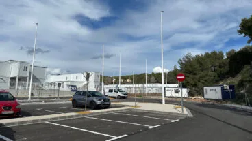Vista general desde el parking del recinto provisional del CEIP Oltà e IES Les Salines de Calp, con las aulas prefabricadas instaladas en la partida Gargasindi