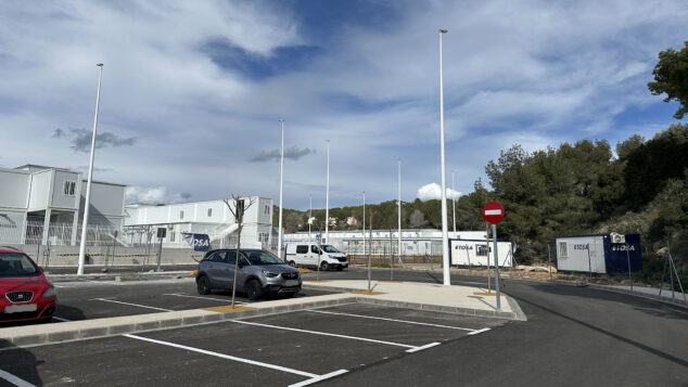 Image: General view from the parking lot of the temporary premises of CEIP Oltà and IES Les Salines in Calp, with the prefabricated classrooms installed in the Gargasindi area