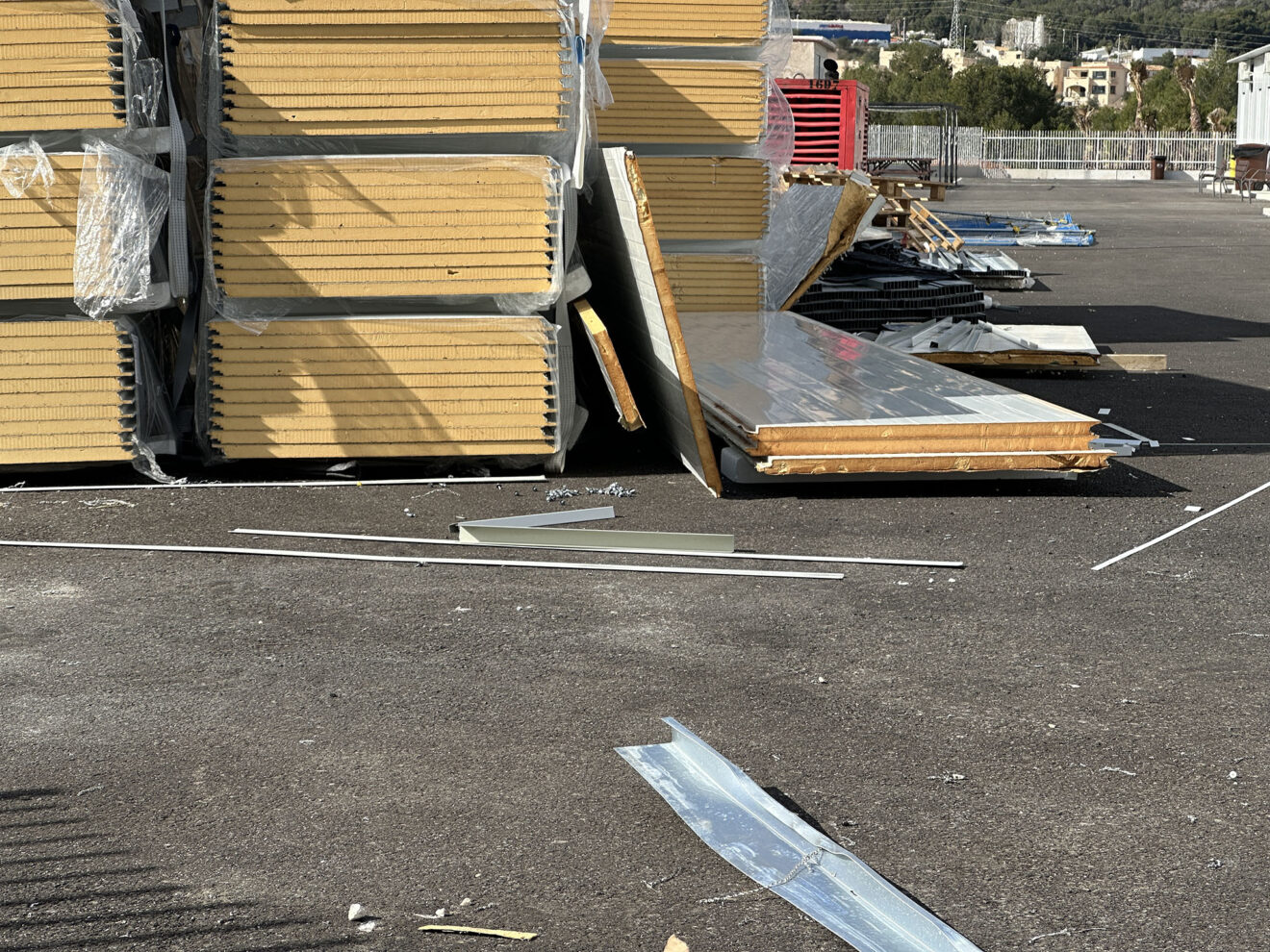 Materiallagerbereich innerhalb der Schule IES Les Salines in Calp mit dem Innenhof im Hintergrund, ohne Zaun, am Dienstag, dem 3. Februar 2026