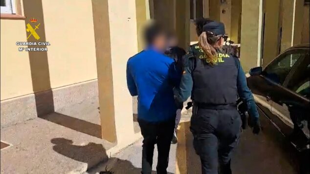 Detenidos tres hermanos por una oleada de robos en casetas de campo del Verger, Pego, Beniarbeig y Pedreguer 2 Imagen: Un agente de la Guardia Civil escolta a un detenido con la cara pixelada tras una operación contra robos rurales.