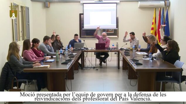 Pedreguer se une a la defensa de los derechos del profesorado de la educación pública valenciana 2 Votación en el pleno del Ayuntamiento de Pedreguer de la moción de apoyo al profesorado valenciano.