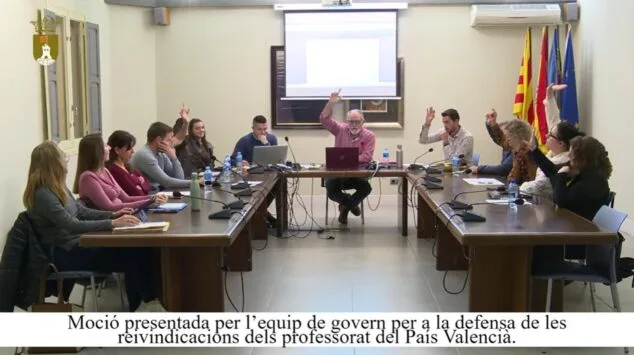 Imagen: Votación en el pleno del Ayuntamiento de Pedreguer de la moción de apoyo al profesorado valenciano.