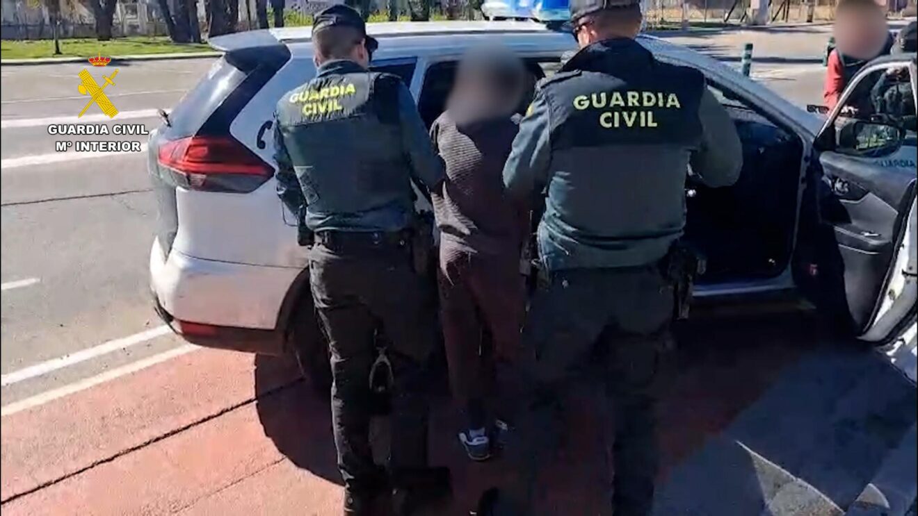 Detenidos tres hermanos por una oleada de robos en casetas de campo del Verger, Pego, Beniarbeig y Pedreguer 1 Dos agentes de la Guardia Civil detienen a una persona y la introducen en un coche patrulla.
