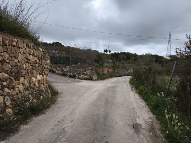 Imagen: Vista del estrecho camino viejo de Benissa en Calp, que será de sentido único