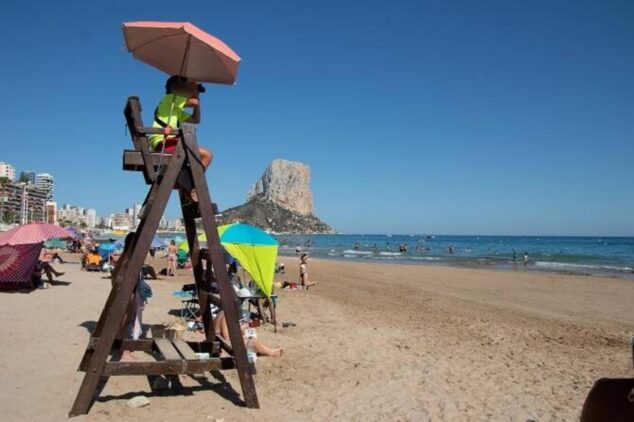 Imagen: Socorrista en una torre de vigilancia en la playa de Calp con el Peñón de Ifach al fondo.