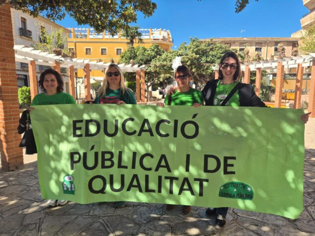 Imagen: Concentración de docentes con pancarta por la "Educació pública i de qualitat" en la Plaza Jaume I de Denia.