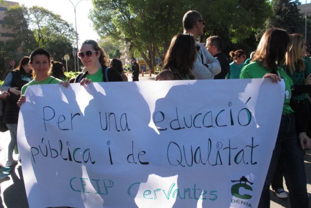 Manifestantes en Dénia sujetan una pancarta del CEIP Cervantes que pide una educación pública y de calidad.