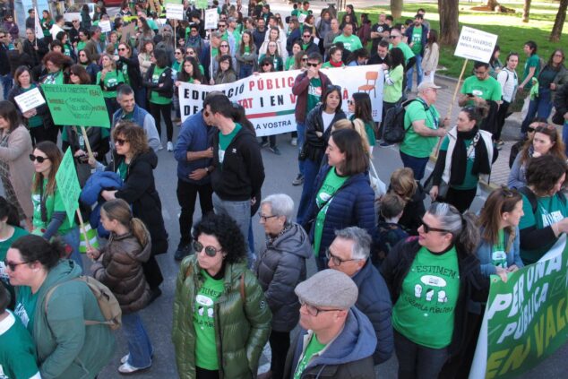 Manifestantes con camisetas verdes y pancartas durante la concentración por la educación pública en la Plaza Jaume I de Dénia.