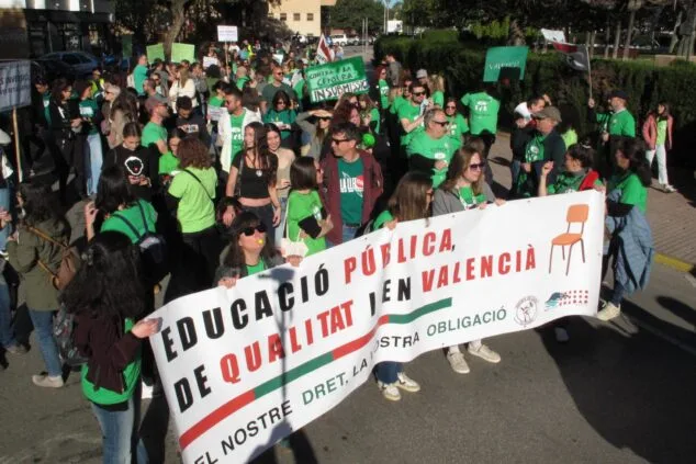 Imagen: Manifestación por la educación pública en Denia con pancarta principal.